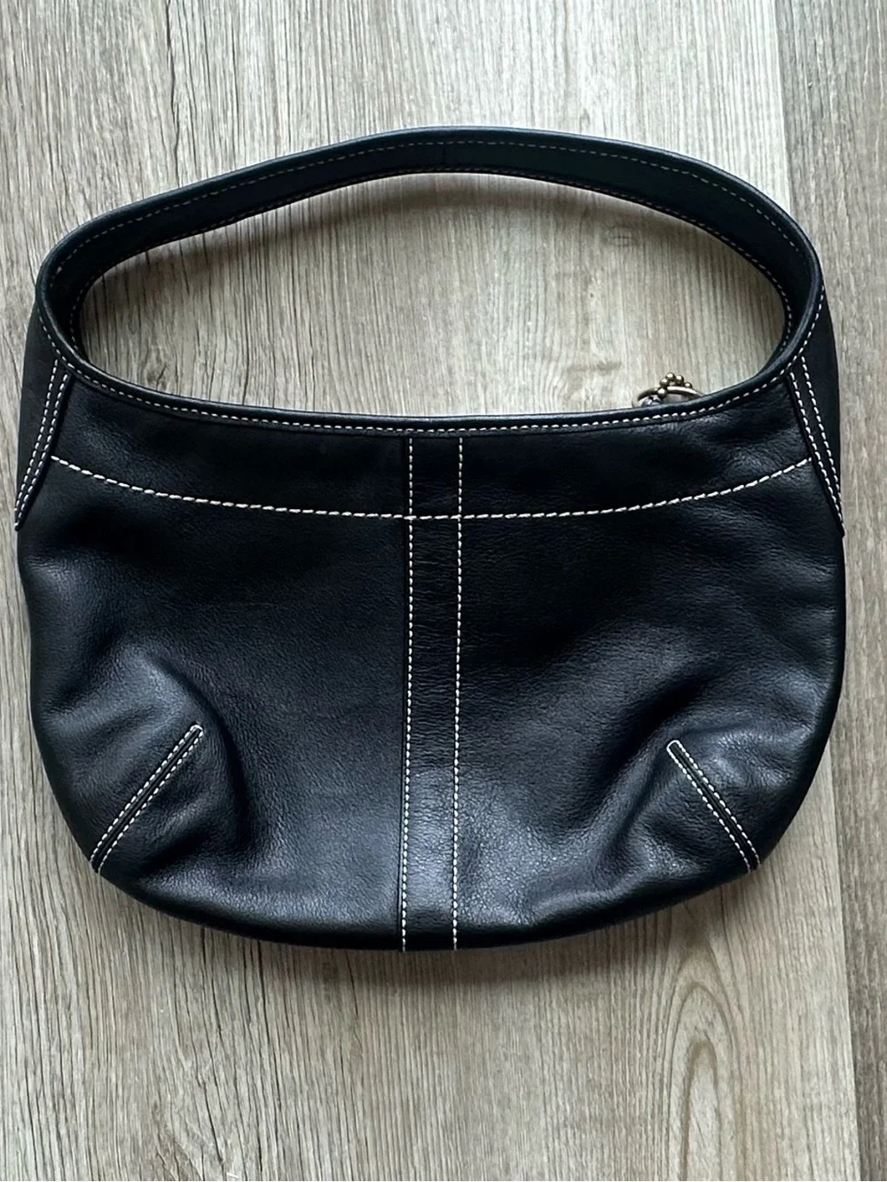 Vintage Y2K Coach Black Leather Shoulder Bag with Contrast Stitching